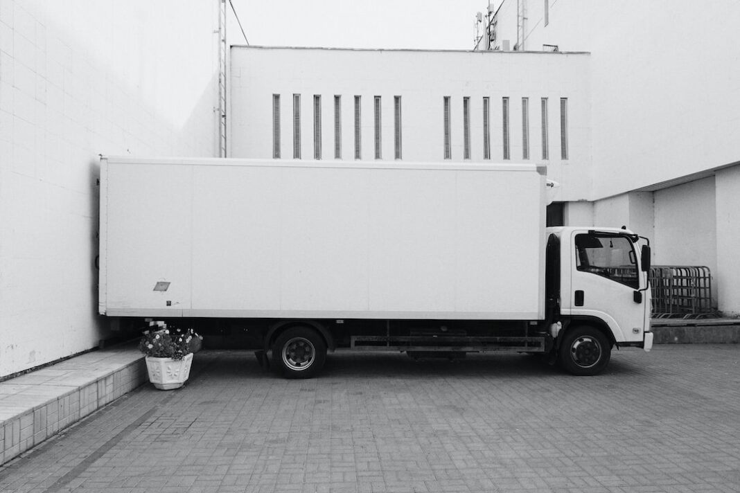 A black and white image of a white box truck for a transportation business that utilizes self-service BI.